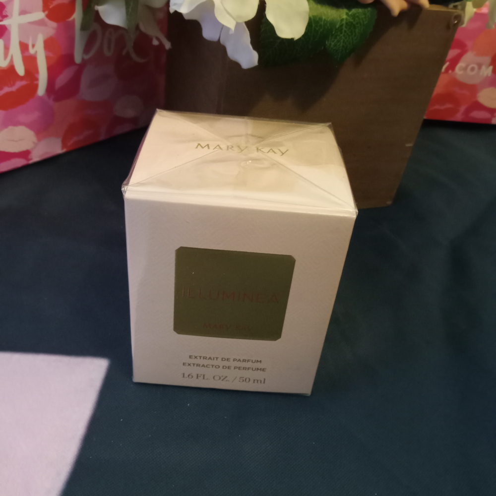 Mary Kay Illuminea Perfume in White and Gold Packaging